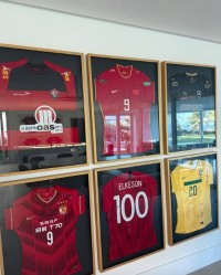 已退役近1年！36岁国足归化艾克森晒自己的国足、广州、海港球衣