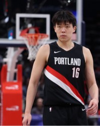 bob半岛体育官方入口-杨瀚森DNP！文班缺席马刺6人上双灭开拓者 福克斯25分阿夫29+6+6